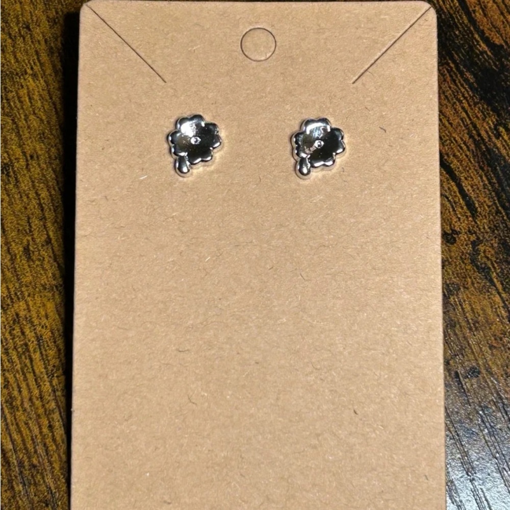 ❤️ ⭐ Elegant Silver Clover Stud Earrings - Picture 2 of 2